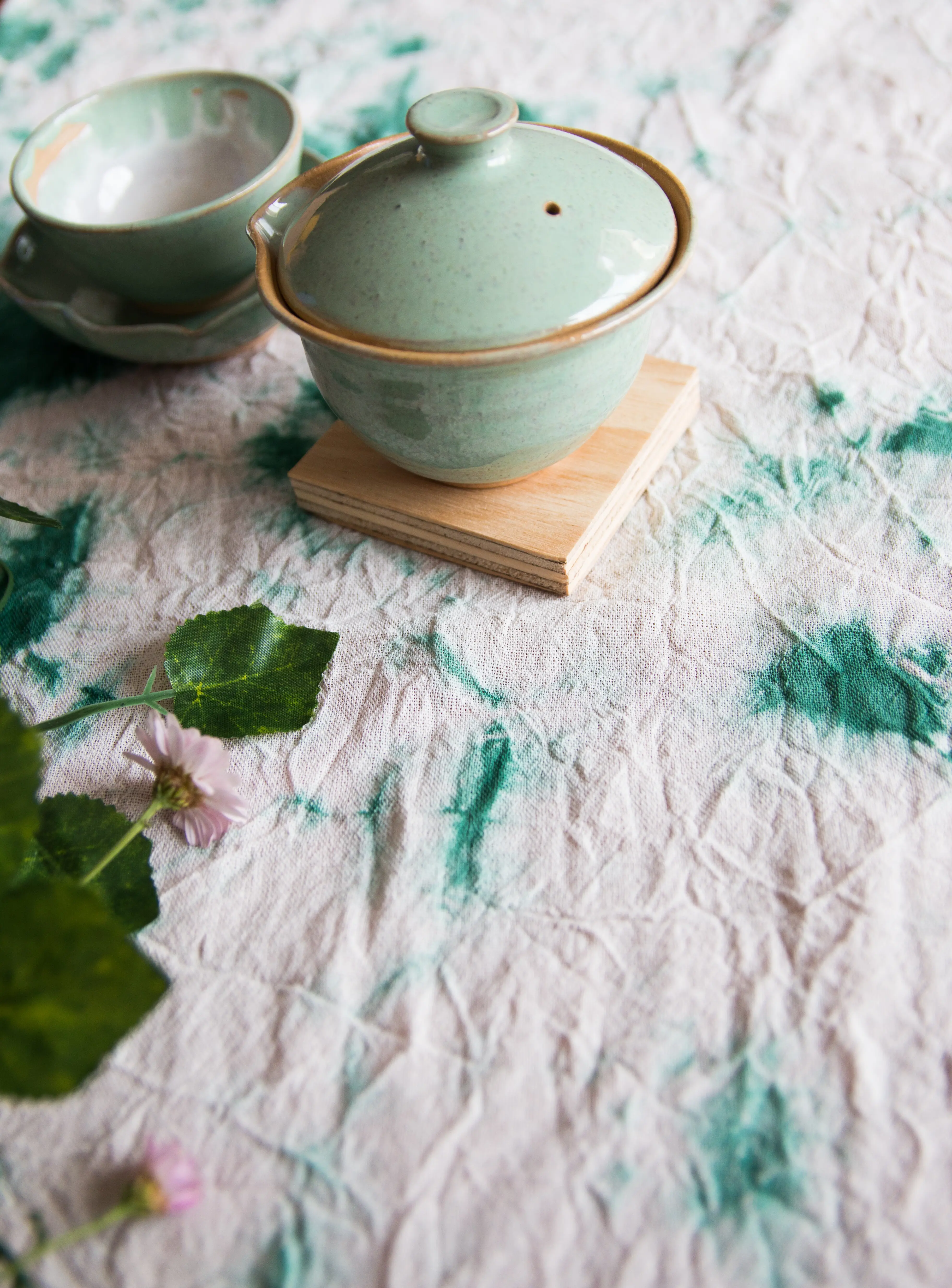 Teekanne auf dem Tisch mit Freiraum für Text