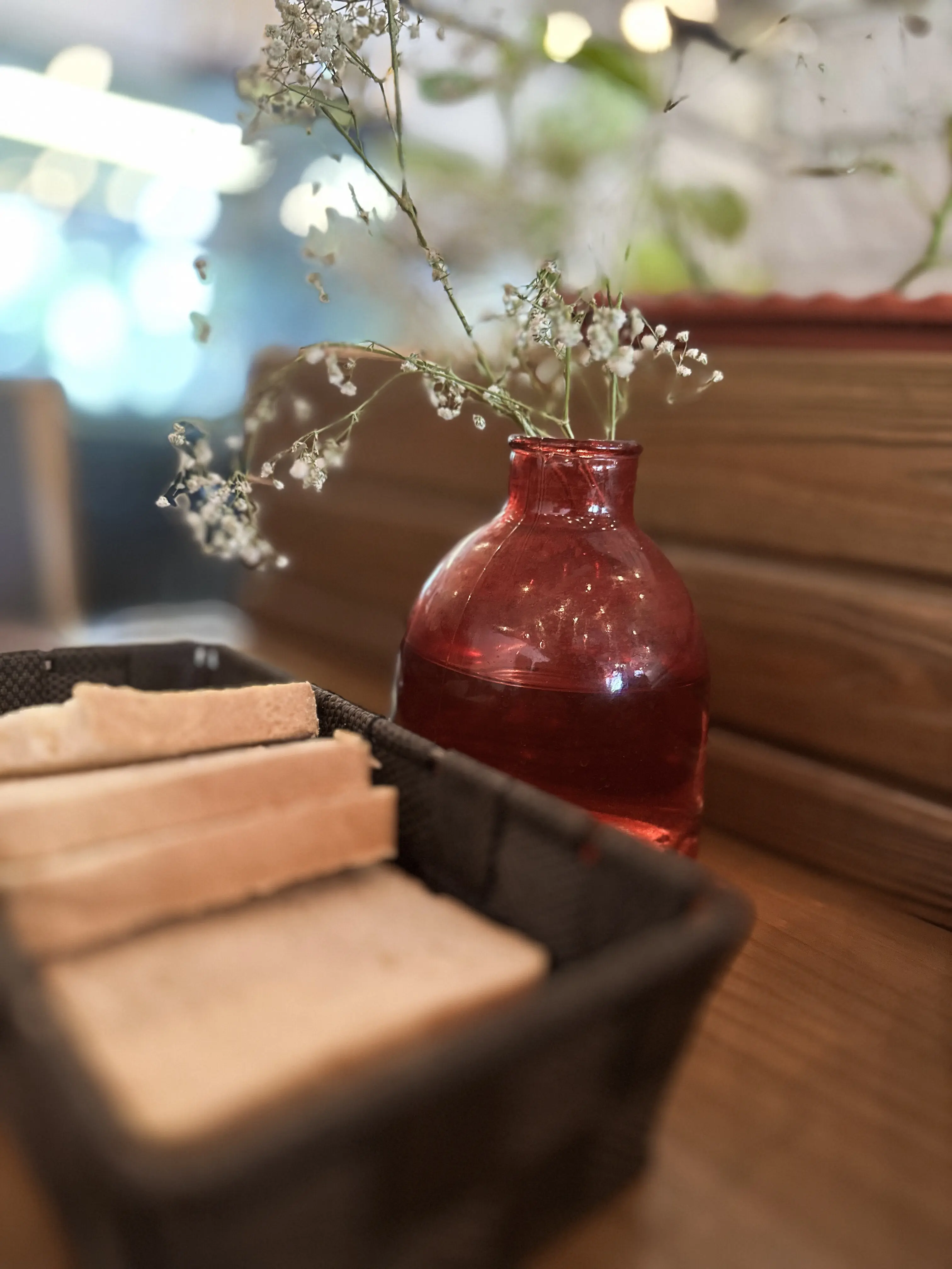 Blume und Brot in rustikaler Gestaltung
