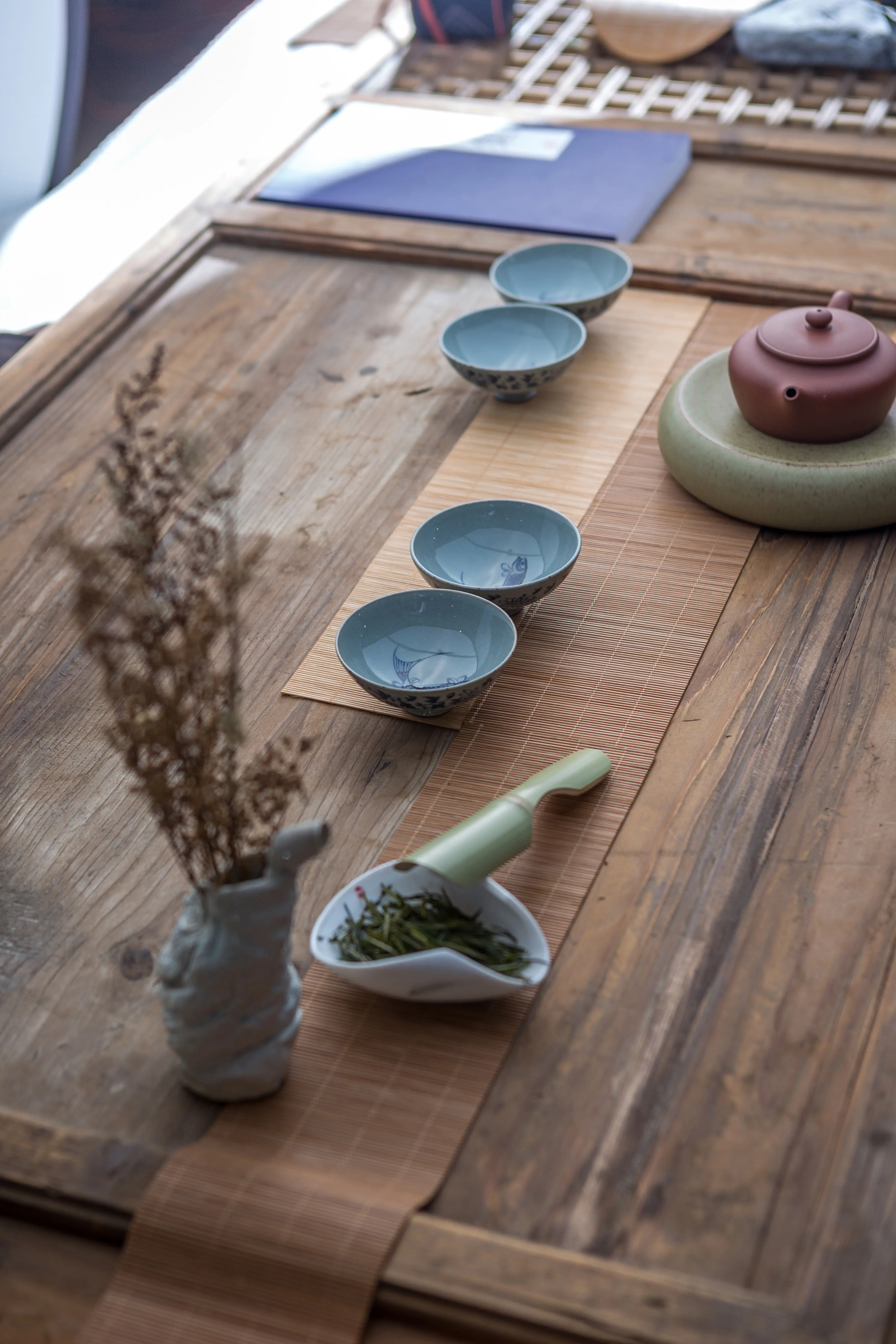 Aufnahme aus hohem Winkel von Schüsseln auf einem Tisch